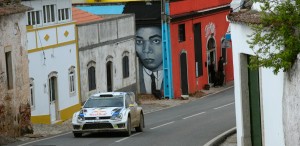 Antes de enfrentarse a los tramos con los coches de competición, los pilotos los reconocen durante los entrenamientos.