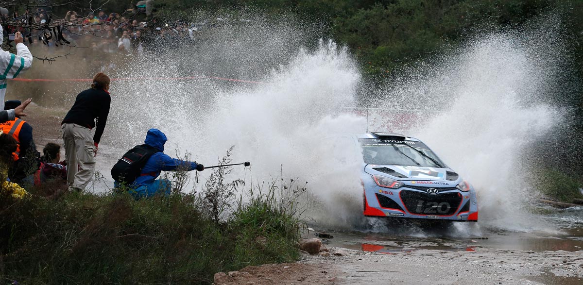 Cómo atravesar un paso de agua con un coche de rallyes