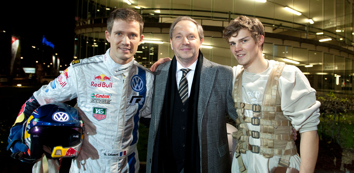 Ogier, con Jakob Vöckler y Olli Dittrich, presentador del programa (en el centro).