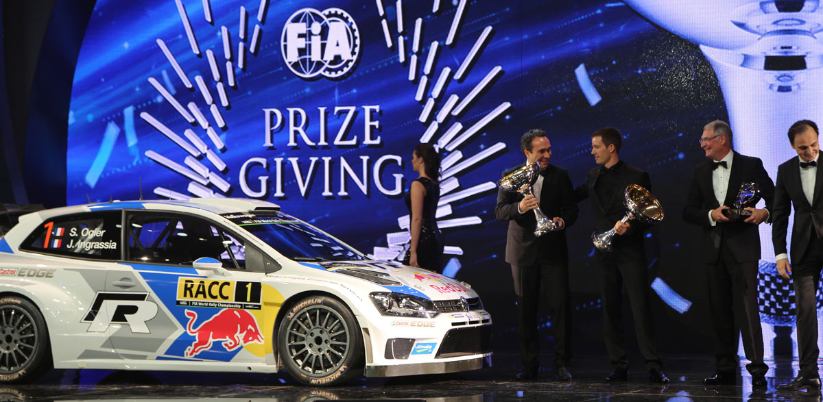 Volkswagen Motorsport recoge su galardón en la entrega de premios de la FIA en Doha 2014.