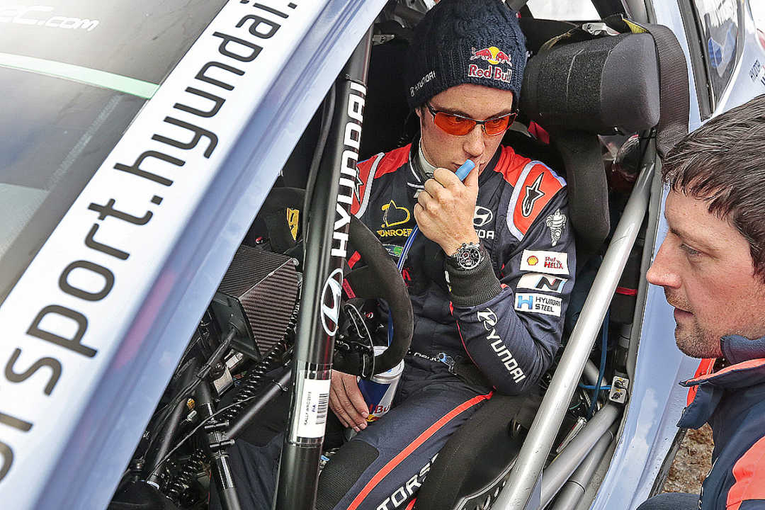 Thierry Neuville con el i20 WRC numero 20 en Gales