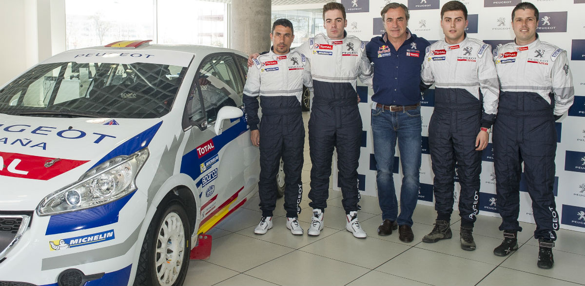 Carlos Sainz (en el centro) y el Peugeot España Racing Team.