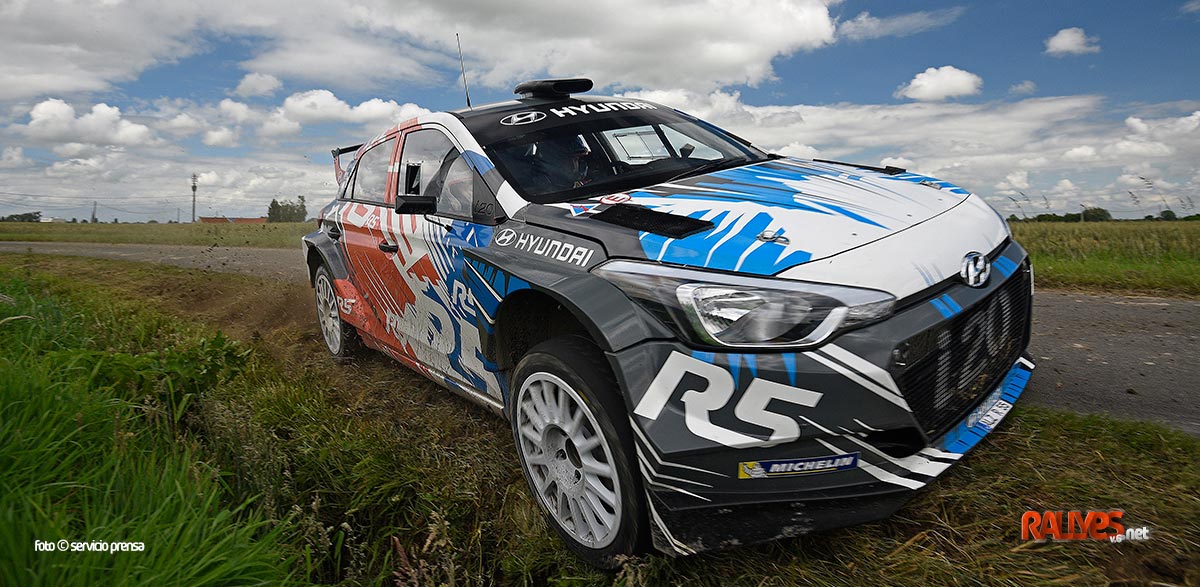 Iván Ares con un Hyundai i20 R5 en 2017