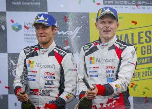 Ott Tänak, acariciando el título de campeón del mundo después de Gales